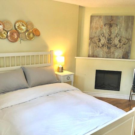 Cozy & Convenient 2-Bedroom Apartment With Private Entrance Toronto Ngoại thất bức ảnh