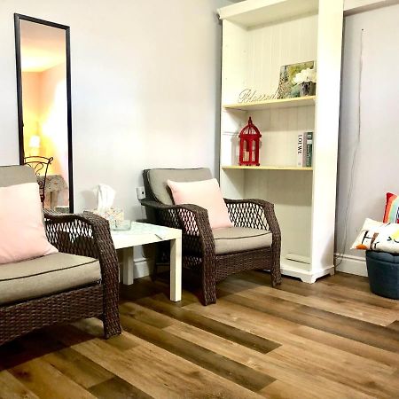 Cozy & Convenient 2-Bedroom Apartment With Private Entrance Toronto Ngoại thất bức ảnh
