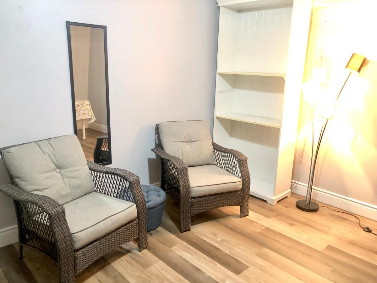 Cozy & Convenient 2-Bedroom Apartment With Private Entrance Toronto Ngoại thất bức ảnh