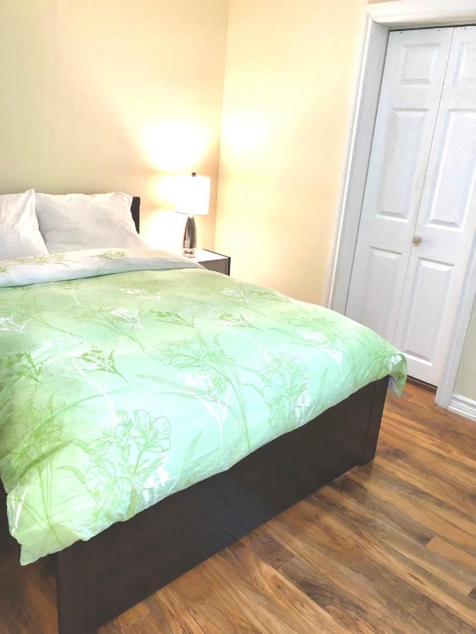 Cozy & Convenient 2-Bedroom Apartment With Private Entrance Toronto Ngoại thất bức ảnh