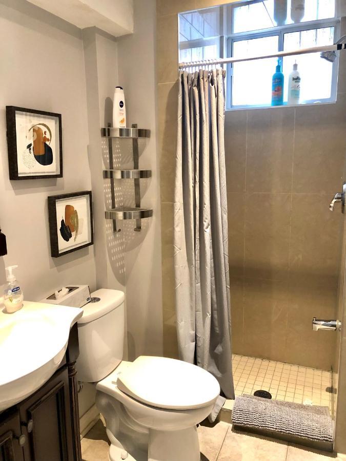 Cozy & Convenient 2-Bedroom Apartment With Private Entrance Toronto Ngoại thất bức ảnh
