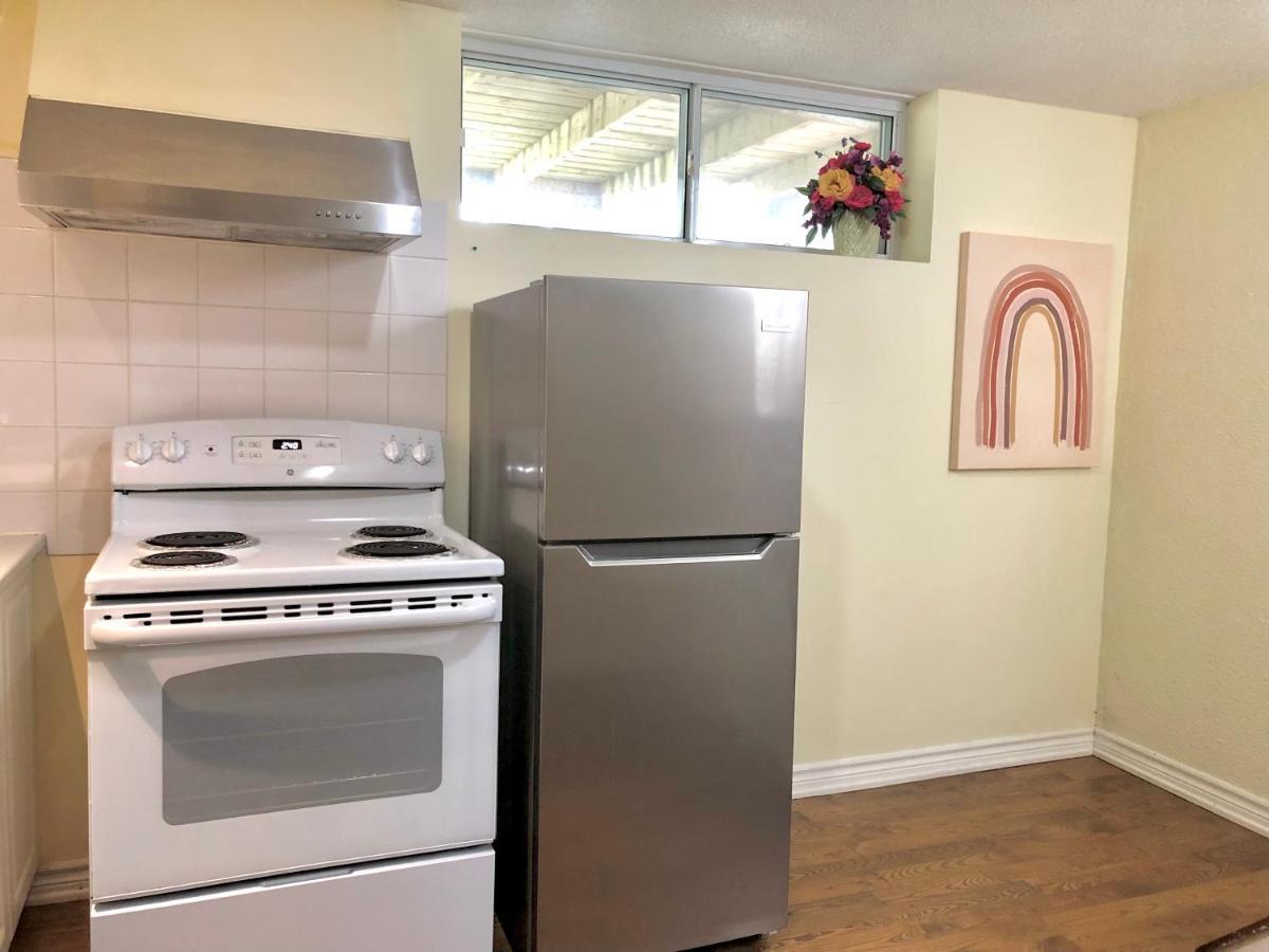 Cozy & Convenient 2-Bedroom Apartment With Private Entrance Toronto Ngoại thất bức ảnh